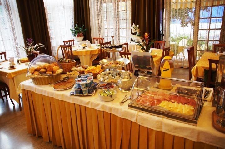 Hotel Milano Градо Екстериор снимка