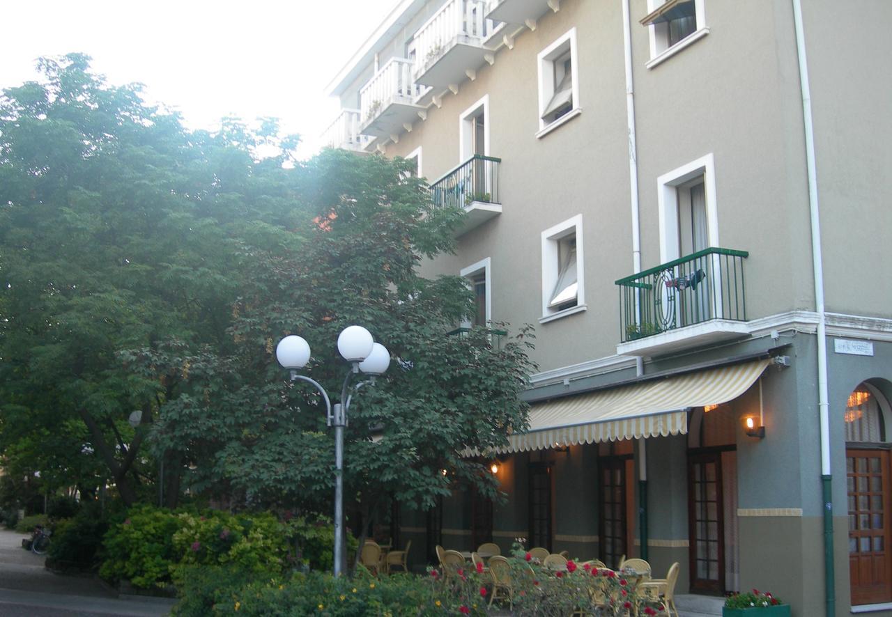 Hotel Milano Градо Екстериор снимка