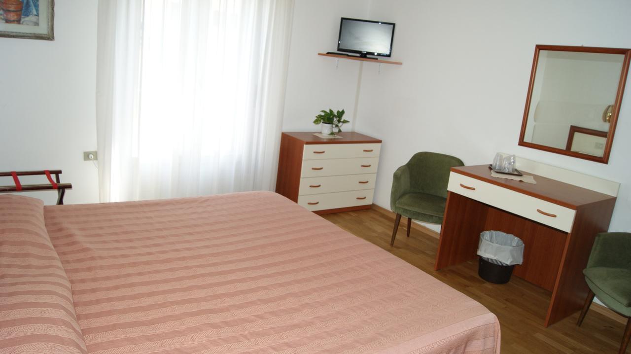 Hotel Milano Градо Екстериор снимка
