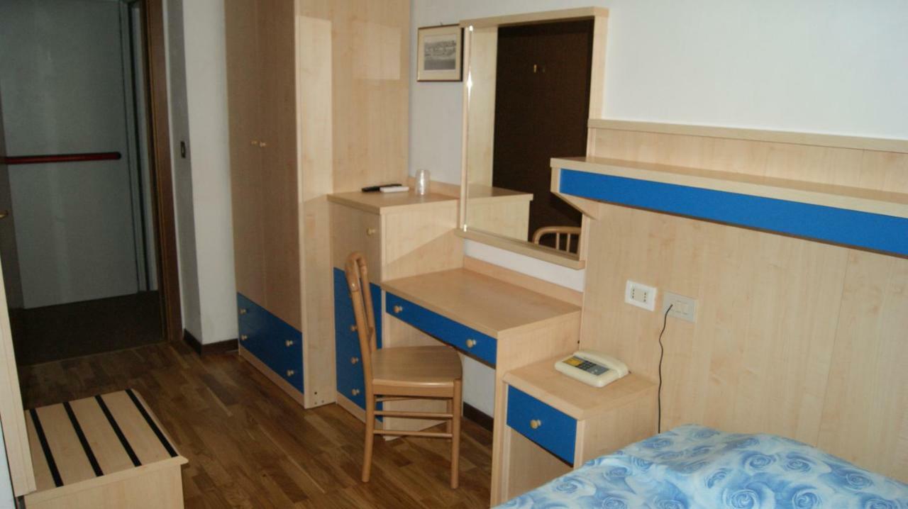 Hotel Milano Градо Екстериор снимка